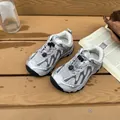 Détail de baskets épaisses et respirantes en mesh argenté pour enfants sur du bois - 26-30 (Commande Minimum 5 Paires) / Style Mesh Simple / Argent