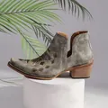Bottines Chelsea vintage grises avec broderies ethniques et talon bloc en bois. - Gris clair