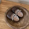 Elegantes zapatos Mary Jane marrones para niña con correa de perlas y detalle de lazo - Marrón
