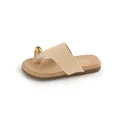 Elegantes sandalias de dedo beige con adorno dorado sobre fondo blanco minimalista - Talla 23 (Longitud 15.0) / Beige