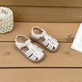Detalle de sandalias tejidas blancas para niña con suelas suaves y antideslizantes - Blanco Roto