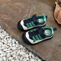 Detalle de zapatillas de malla transpirable para niños en azul marino y verde. - 23-25 / Pedido Mínimo 3 Pares / Verde