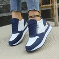 Sneakers da donna con zeppa interna e suola spessa, design traspirante e stringato - bianco e blu