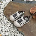 Primer plano de sandalias funcionales de malla para niños sobre un fondo de piedra rústica - 23-25 / Pedido Mínimo 3 Pares / Caqui