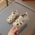 Comfortabele zachte gesloten babysandalen met een schattig berendecor in de kleur beige tint - Grijs