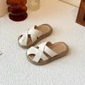Μπεζ παιδικές παντόφλες με χιαστί λουράκια και χοντρή καφέ σόλα για το καλοκαίρι. - Μπεζ