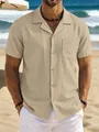 Modèle professionnel portant une chemise beige en coton et lin à manches courtes à la plage - Kaki