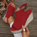 Elegante rote Keilsandaletten für Damen mit Peep-Toe und verstellbarem Knöchelriemen - Burgunderrot