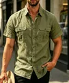 Detailansicht eines olivgrünen Herren-Kurzarmhemdes aus Jacquard mit Brusttaschen - S / Oberteil und Unterteil / Armeegrün