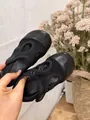 Nahaufnahme der schwarzen Mesh-Mary-Jane-Kinderschuhe mit einzigartigem Tabi-Zehendesign - 26 / Schwarz