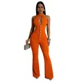 Gedetailleerd vooraanzicht van een sexy oranje halter jumpsuit met uitlopende pijpen en knopen - Oranje