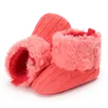 Dettaglio di stivaletti invernali da neonato in maglia rosa con morbida fodera in pelliccia - Rosso