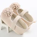 Primer plano de zapatos de bebé rosa para caminar con flor 3D decorativa y suela blanda - Blanco Roto