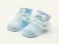 Nahaufnahme hellblauer Babysocken mit zarten Spitzenrüschen und einer Satinschleife - 0-December / Blau