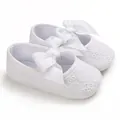 Vue détaillée de chaussures de princesse pour bébé en dentelle blanche avec nœuds - 11 / Tout Blanc