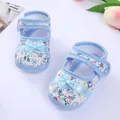 Detalle de zapatos de bebé con estampado floral, lazo de satén azul claro y suela blanda para niños - Floral Azul