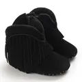 Detail der schwarzen Baby-Fransenstiefel mit weicher rutschfester Sohle und warmem Fleecefutter. - Schwarz