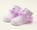 Weiche lila Babysocken mit eleganten Spitzenrüschen und Satin Schleifen für Säuglinge. - 0-12 Months / Lila