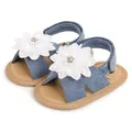 Belles sandales bébé en denim bleu avec élégantes fleurs blanches et perles de détail. - 11cm/EUR17 / Paire de Chaussures Seule / Bleu Denim