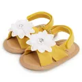 Vue détaillée de sandales jaunes pour bébé avec fleurs en dentelle blanche délicates - 11cm/EUR17 / Paire de Chaussures Seule / Jaune
