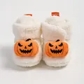 Nahaufnahme weißer flauschiger Babyschuhe mit orangen Halloween-Kürbis-Patches für Kleinkinder - 13cm / Weiß Kürbis