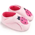 Vue détaillée de chaussures roses pour bébé avec broderie coccinelle et semelle souple. - 12CM Longueur de la Semelle / Style Broderie Coccinelle / Rose