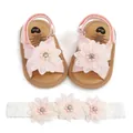 Gros plan de sandales roses pour bébé avec perles et bandeau assorti en dentelle blanche. - 11cm/EUR17 / Ensemble Chaussures Et Bandeau / Rose