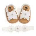 Vue détaillée des sandales à fleurs pour bébé et du bandeau en dentelle assorti. - 11cm/EUR17 / Ensemble Chaussures Et Bandeau / Blanc