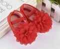 Detail von roten Babyschuhen für Mädchen mit großer Chiffonblume und Gummiband. - Größe 12 Innenlänge 11CM / Großer Blumenstil / Rot