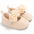 Detailansicht von Baby-Prinzessinenschuhen mit zarten Stoffblumen in Beige - Gebrochenes Weiß