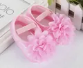 Detailansicht von rosa Lauflernschuhen für Mädchen mit dekorativen Chiffon-Blumen - Größe 12 Innenlänge 11CM / Großer Blumenstil / Rosa