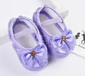 Nahaufnahme lila Baby Prinzessin Schuhe mit Satin-Schleife und funkelndem Edelstein - Größe 12 Innenlänge 11CM / Großer Schleifen-Stil / Lila