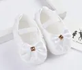Nahaufnahme eleganter weißer Baby-Prinzessin-Lauflernschuhe mit Schleife und Blumen - Größe 12 Innenlänge 11CM / Großer Schleifen-Stil / Weiß