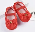 Detailaufnahme von roten Satin-Baby-Prinzessinenschuhen mit Schleife und Strass - Größe 12 Innenlänge 11CM / Großer Schleifen-Stil / Rot