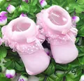 Detailansicht rosa Babysocken mit gepunkteter Spitze und Schleifenverzierung. - 0-12 Months / Rosa