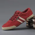 Rote niedrige Herren-Stoffschuhe mit klassischen weißen Streifen und einem lässigen Schnürdesign - 39 / Burgunderrot
