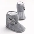 Detailansicht grauer Baby-Winterstiefel mit Zopfmuster, Schleife und weichem Fleecefutter. - Grau