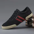 Schwarze Low-Top-Canvas-Sneaker mit roten Streifen für Herren, klassische Schnürschuhe - 39 / Schwarz