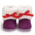 Vooraanzicht van paarse baby-winterschoenen met wit bont en rode gestippelde strikken - Paars