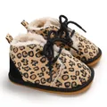 Nahaufnahme von Baby-Laufschuhen mit Leopardenmuster, Plüschfutter und Schnürung - Leopardenprint
