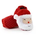 Detailansicht der weichen Plüsch-Babyschuhe im Weihnachtsmann-Design mit rutschfester Sohle. - 13cm/76g / Weihnachtsmann
