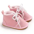 Nahaufnahme von rosa Baby-Winterstiefeln mit weichem Wildlederimitat und warmem Fellfutter - Rosa