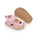 Detailansicht rosa atmungsaktive Baby-Sandalen mit Bär und rutschfester Gummisohle - Rosa