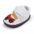 Vue détaillée d'une chaussure pour bébé blanche avec un motif de camion de pompiers. - Longueur Intérieure 12cm / Blanc