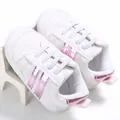 Detalle de zapatillas blancas para bebé con rayas rosas y suela blanda - Púrpura