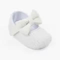 Detailansicht der weißen gestrickten Baby-Prinzessinenschuhe mit einer großen Schleife - Innenlänge 13cm / Schleife-Stil / Weiß