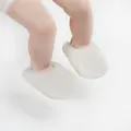 Morbide pantofole bianche in ecopelliccia per neonati con cinturino elastico posteriore - Bianco