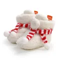 Detailaufnahme gemütlicher weißer Baby-Boots mit festlichem rot-weiß gestreiftem Schal - 13cm/76g / Weihnachtsweißer Schal