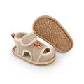 Detailansicht von beige Baby-Lauflern-Sandalen mit Bärenstickerei und rutschfester Sohle - Khaki