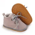 Detailansicht der Baby-Lauflernschuhe mit rutschfester Gummisohle und Fellfutter - Grau